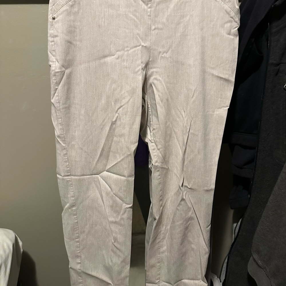 Liz Claiborne Women's Light Beige Cropped Pants